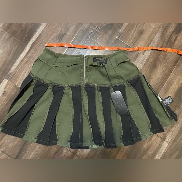 (Tripp NYC) PLUS PEACE PLEATED SKIRT - GREEN - Picture 3 of 3